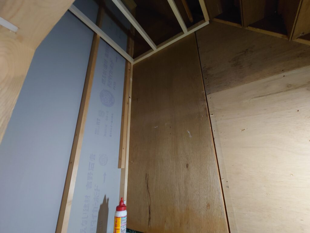 階段下収納 天井を高く確保した内部仕上げ