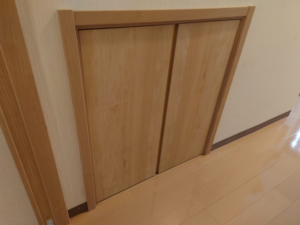 Panasonic バリティス建具を採用した階段下収納