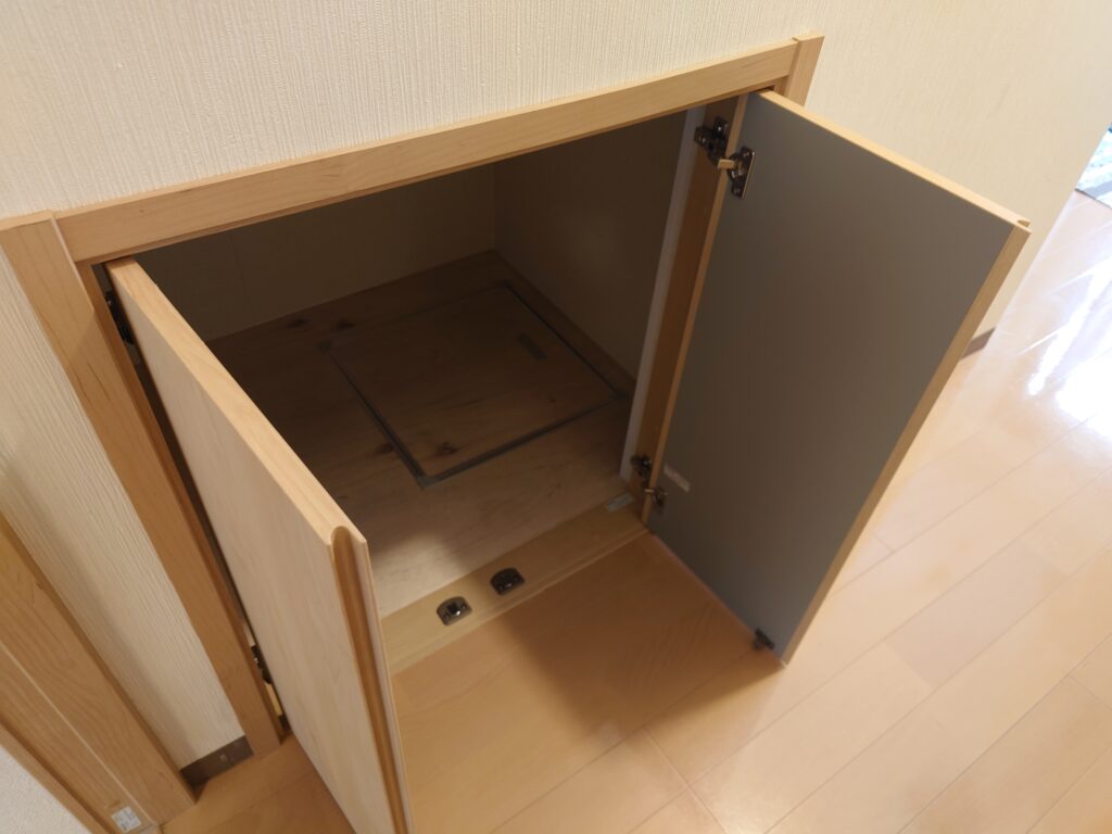 Panasonic バリティス建具を採用した階段下収納