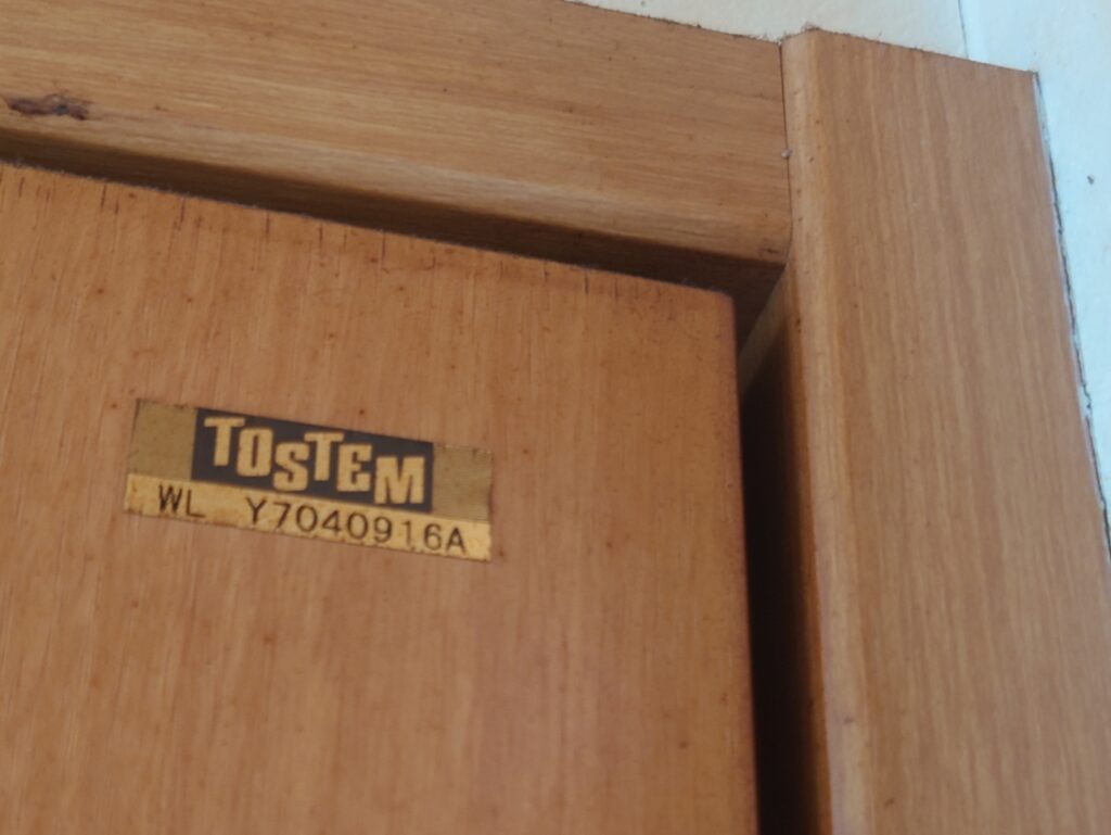 トステム室内ドアの型番シール