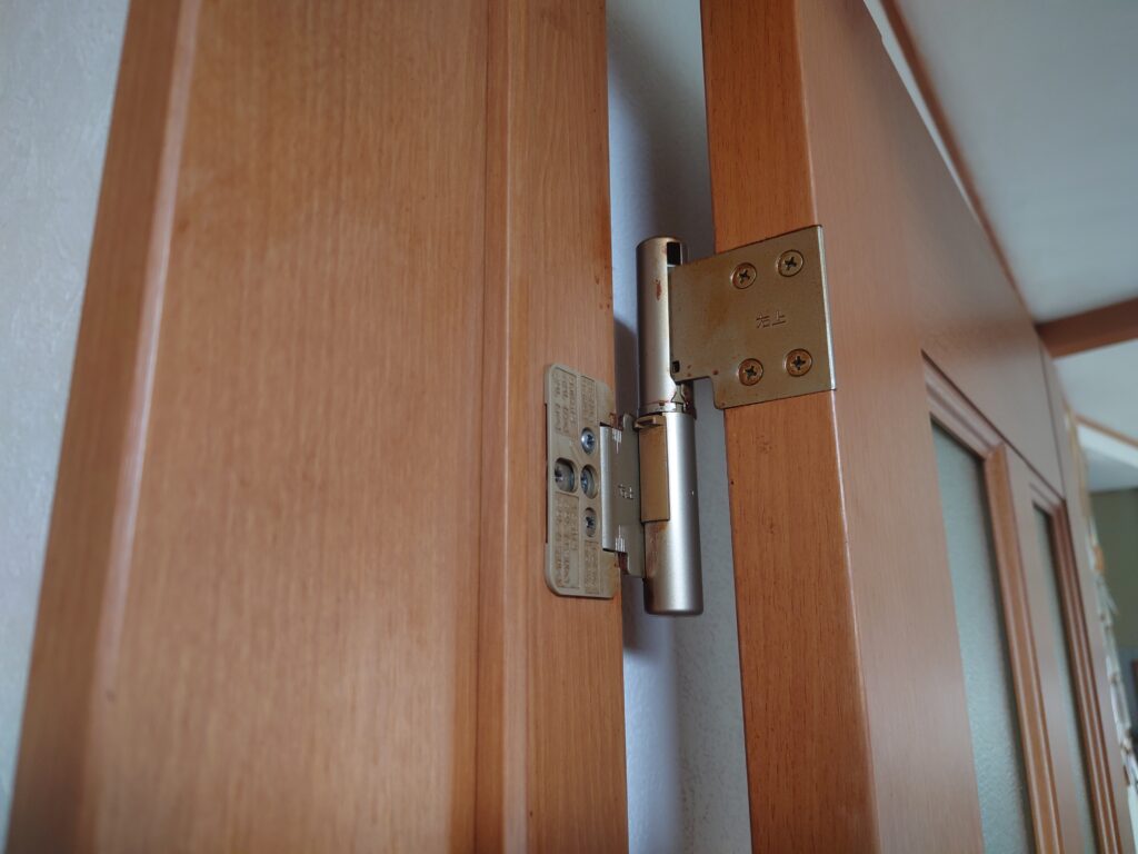 既設の右上の丁番