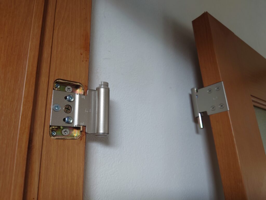 室内ドアを外して丁番交換を行う様子