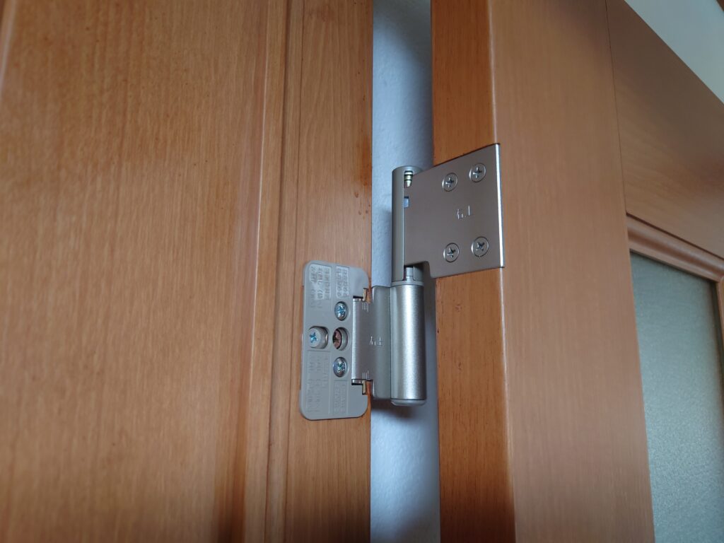 新しいトステム純正丁番を取り付けた状態