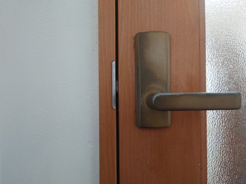 丁番取替工事の完了。