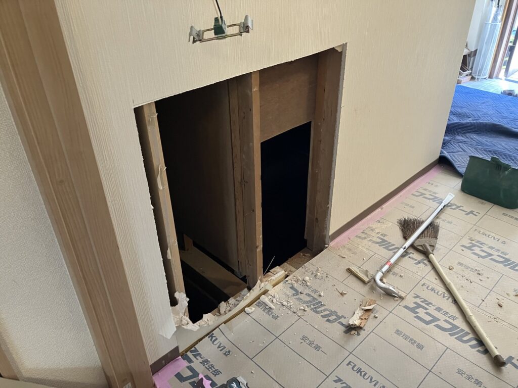 階段下の壁を解体して収納スペースを開口する様子