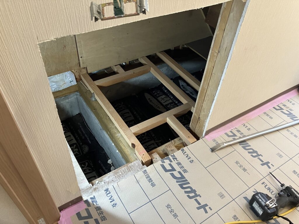 階段下収納 床組みの造作工事