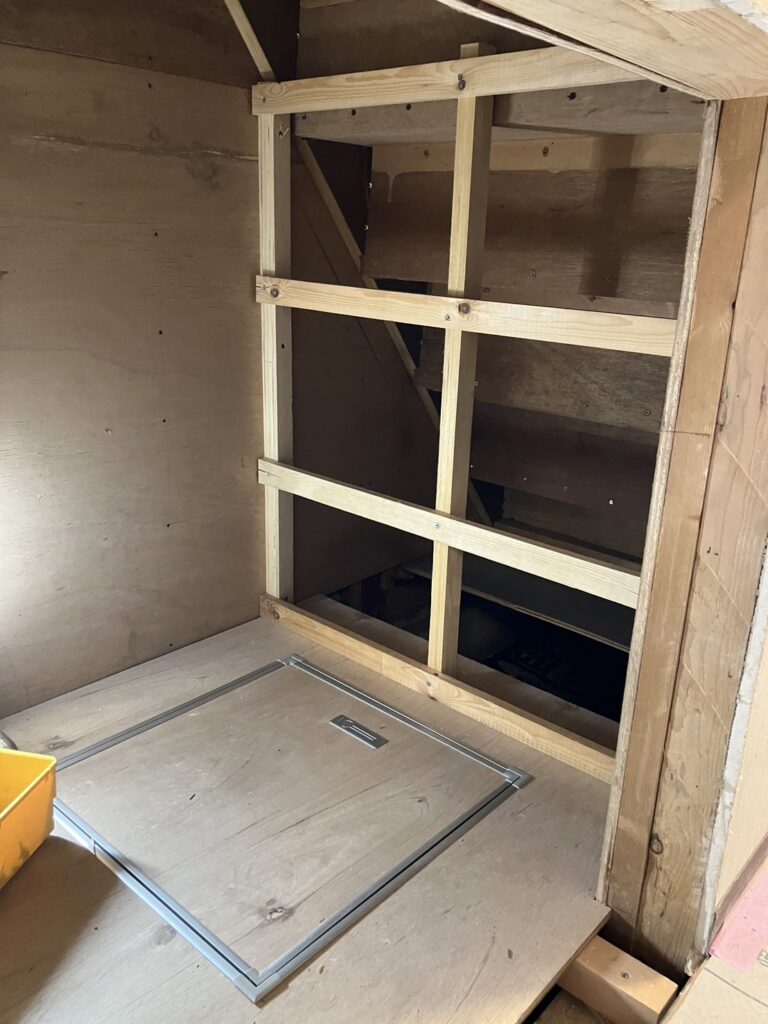 階段下収納 床造作と点検口の新設