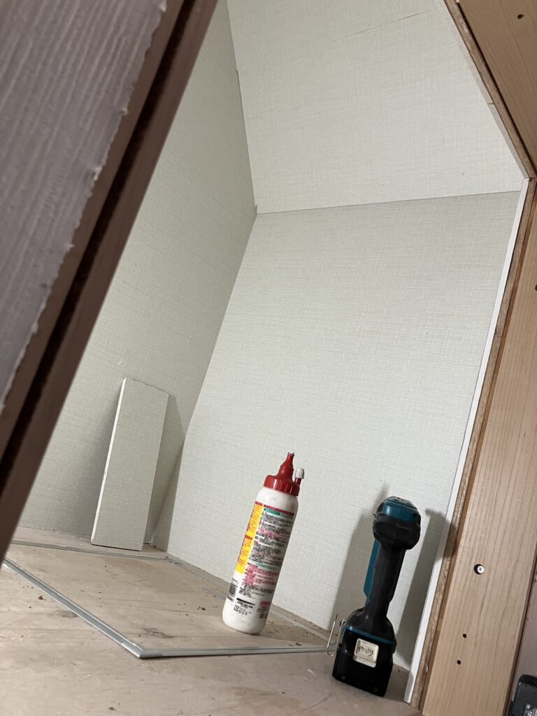 階段下収納 内部仕上げ 化粧ボード施工中