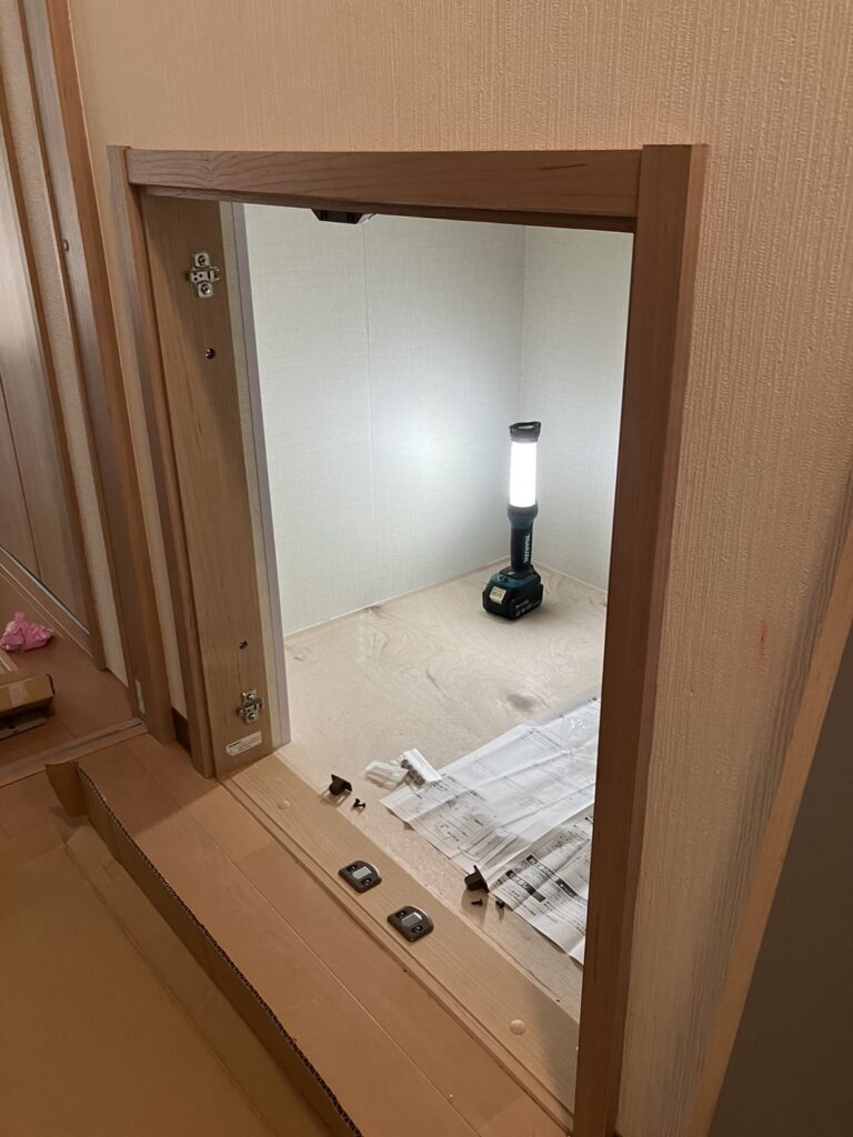 階段下収納 ケーシング枠の取り付け 扉の下地工事