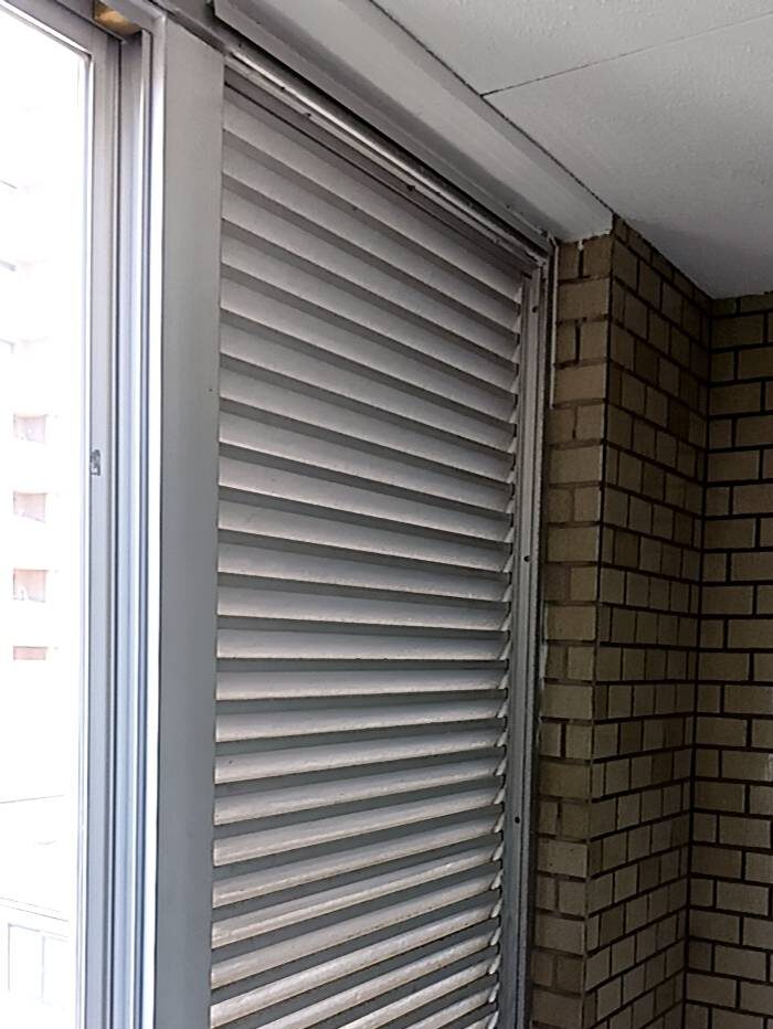 排湿管を取付けるルーバー窓