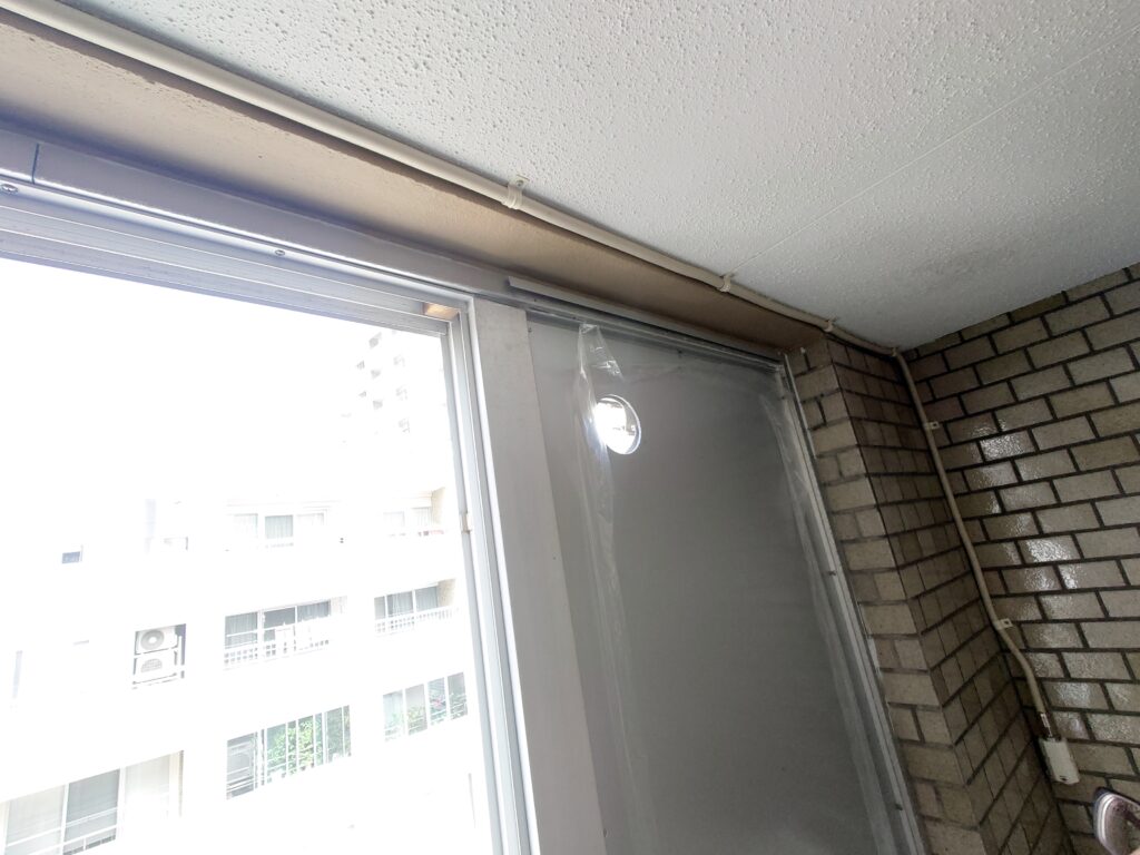 ルーバー部分をアルミ複合板で塞いだ排湿処理施工