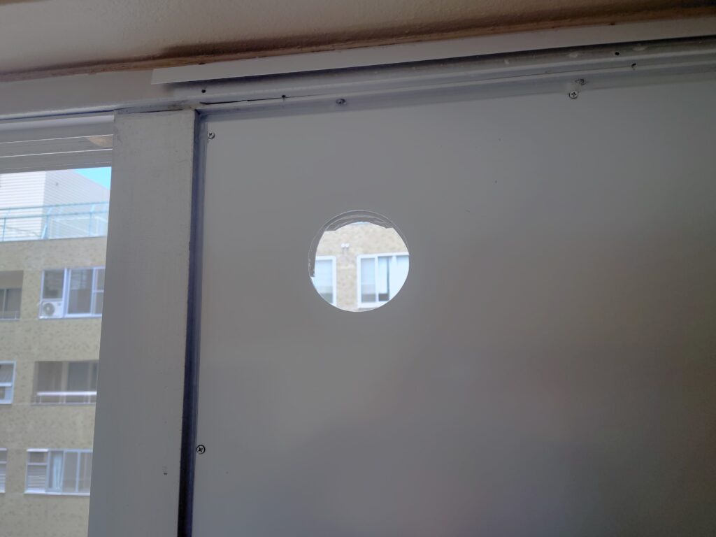 アルミ複合板に90Φのホールソーで開口