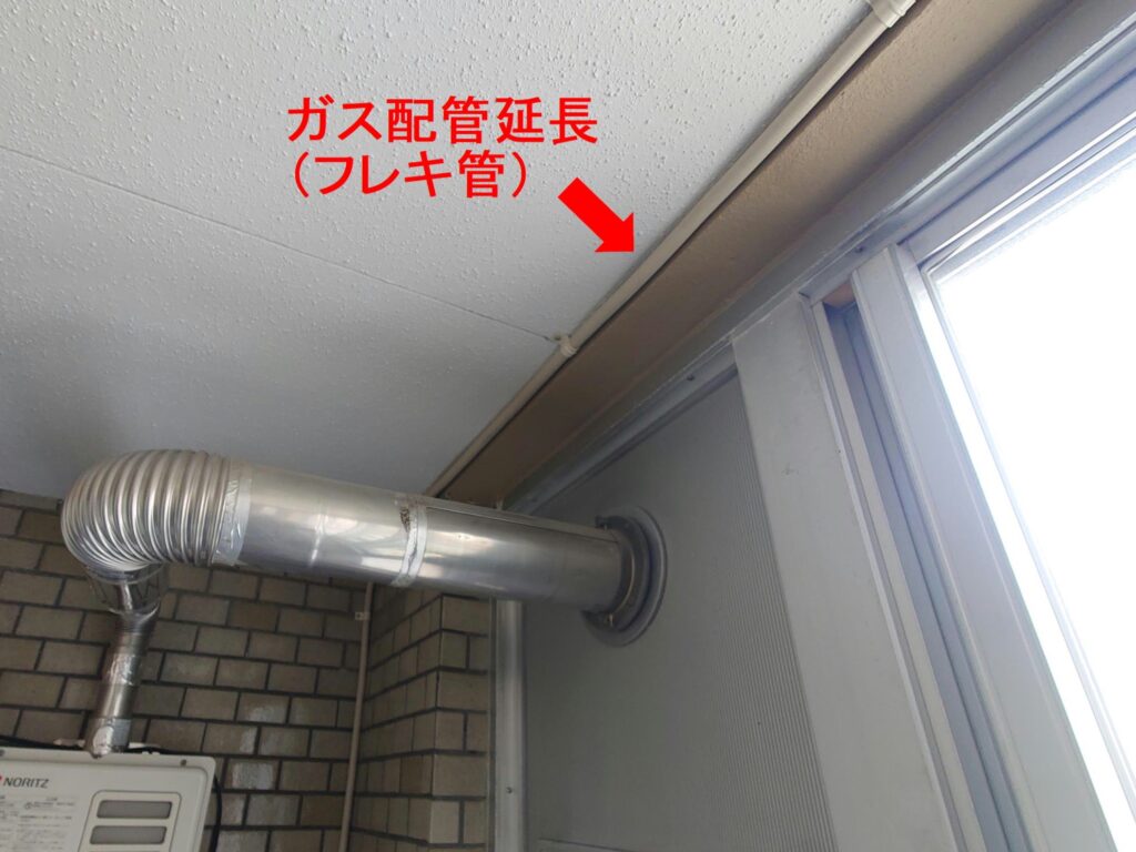 天井沿いに配管したフレキ管の延長施工