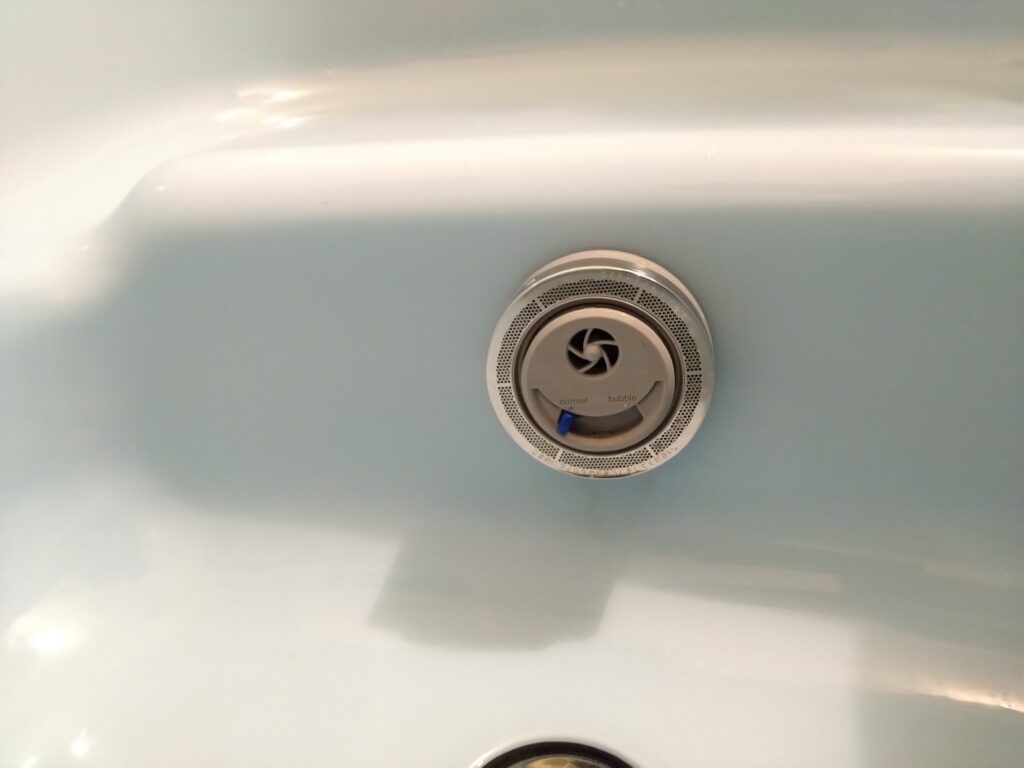 マイクロバブル仕様の循環アダプター設置完了後の浴槽内