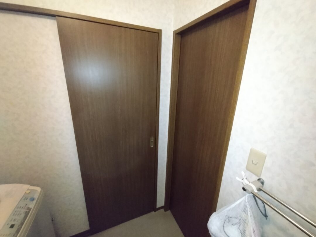 ダイノックシート貼り施工後の室内ドア。表面がきれいに仕上がった完成状態