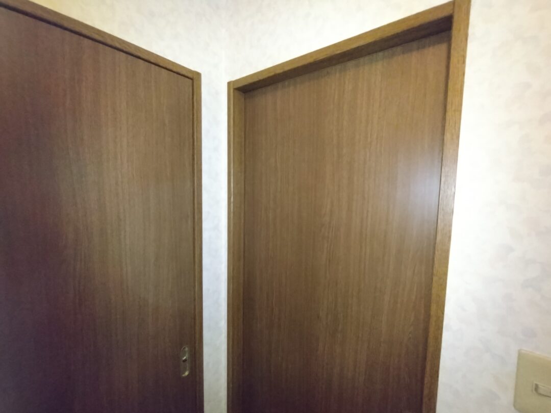 ダイノックシート貼り施工後の室内ドア。表面がきれいに仕上がった完成状態