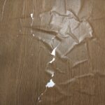 築30年戸建住宅の室内ドア。表面の化粧シートが浮き、割れてボロボロになっている施工前の状態