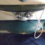 ヤマハ製システムバスに設置されたユニット型水栓の施工前の状態。