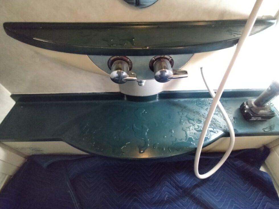 ヤマハ製システムバスに設置されたユニット型水栓の施工前の状態。