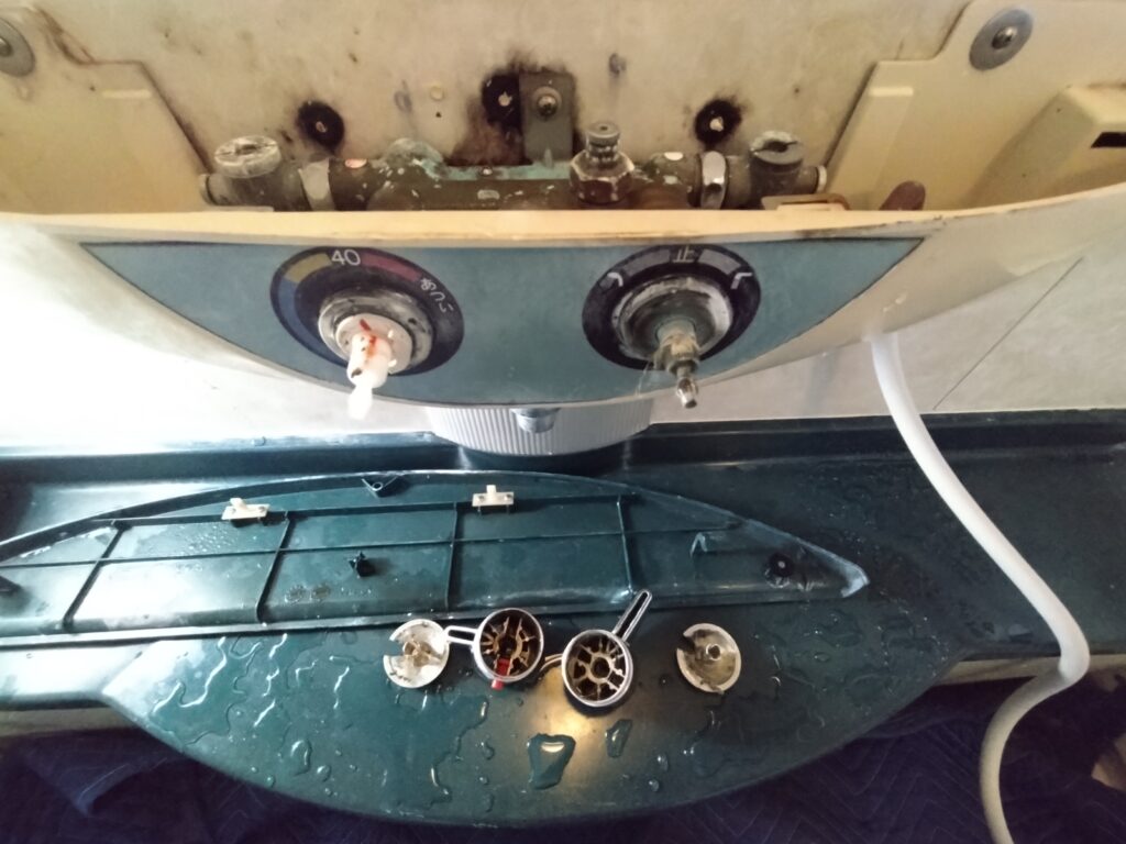 ヤマハ水栓の切替ハンドルと調温ハンドルを取り外している作業中の様子。