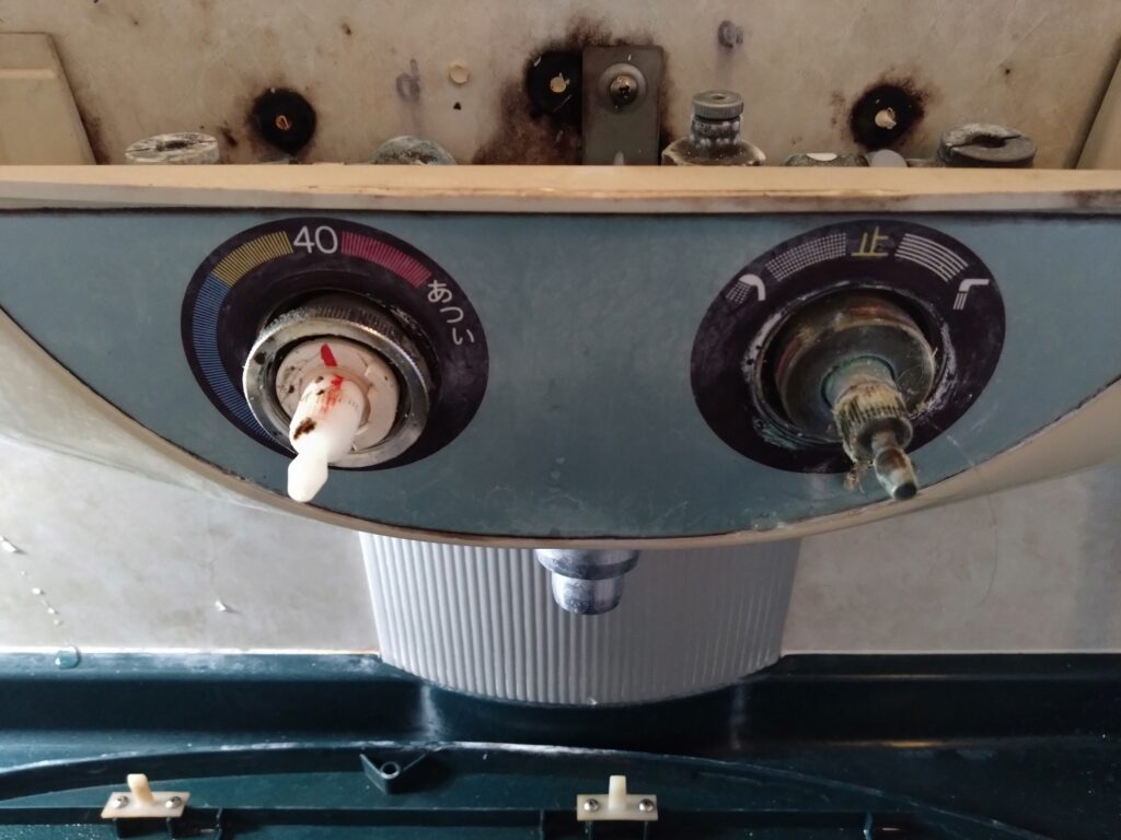 ヤマハ水栓の固定リングを専用工具で取り外している作業中の様子。