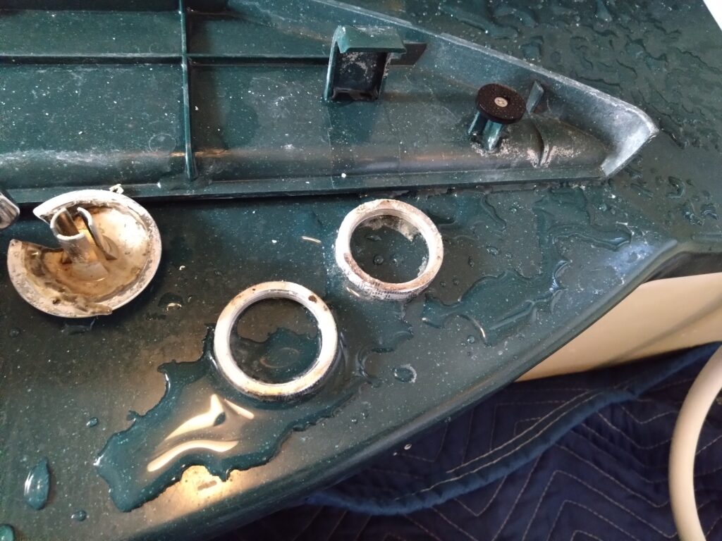 ヤマハ水栓の固定リングを専用工具で取り外している作業中の様子。