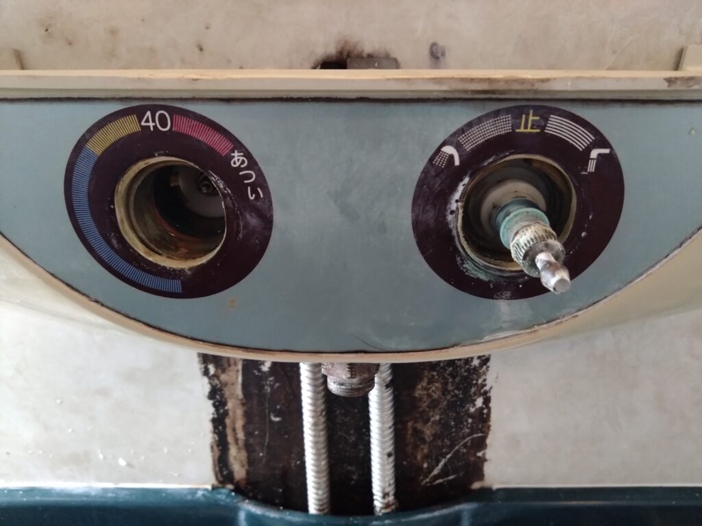 固定ナットを外し、温調ボンネットユニットやサーモスタットを取り外した状態。