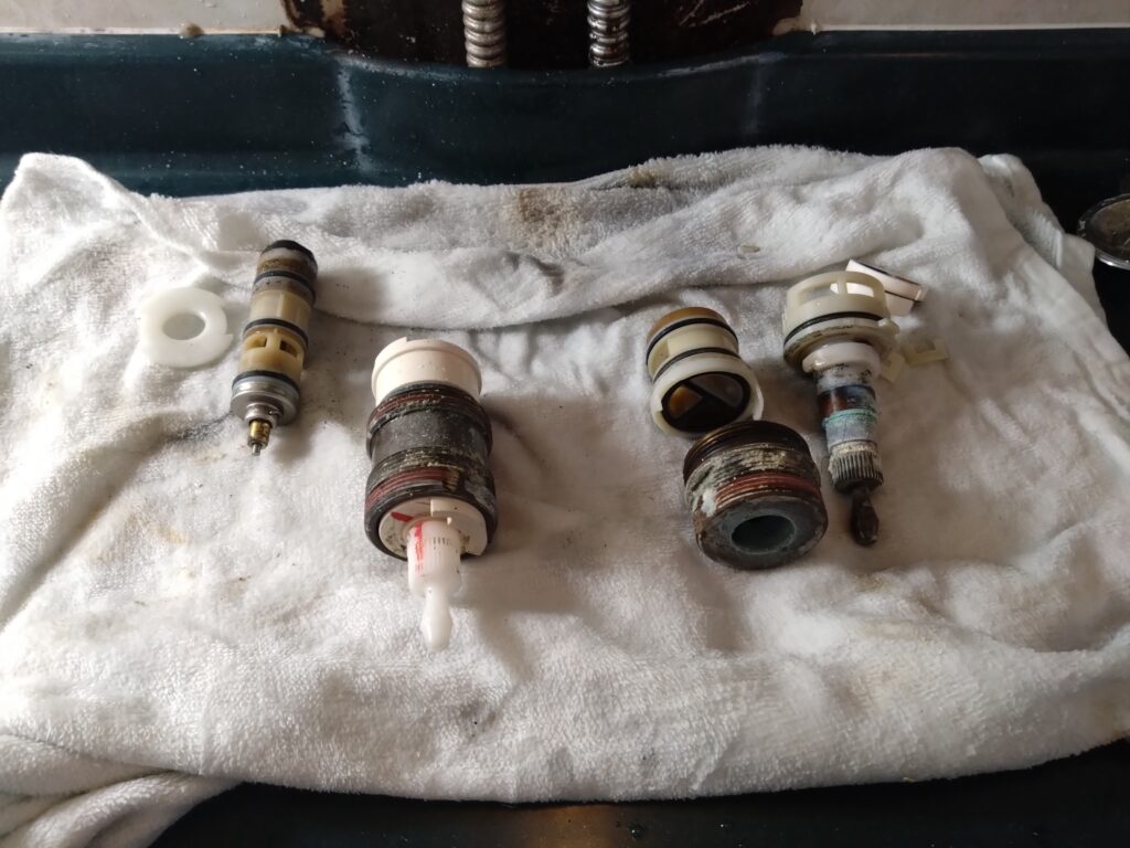 固定ナットを外し、温調ボンネットユニットやサーモスタットを取り外した状態。