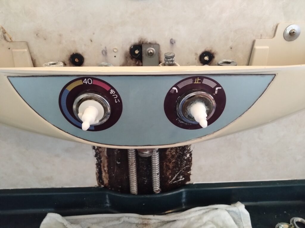 新しい部品を取り付け、ヤマハ水栓を組み戻している作業中の様子。